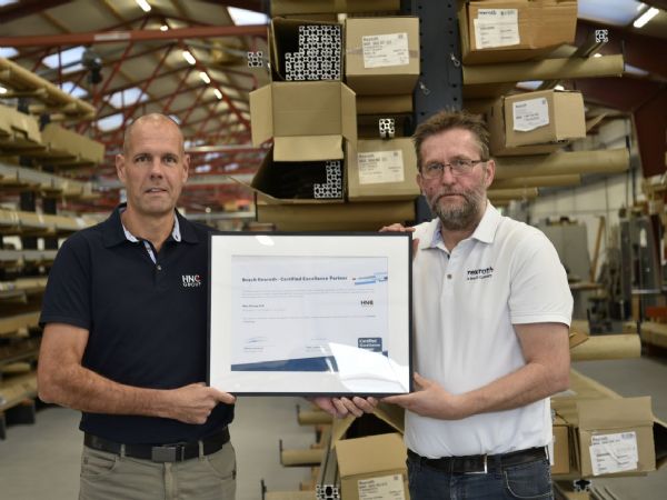 HNC Group-direktør Christian Quist-Pedersen (t.v.) får her overrakt beviset på den aktuelle Bosch Rexroth Certified Excellence Partner-udnævnelse.