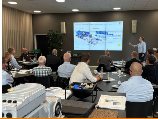 Sidste uges arrangement i Tjele omfattede naturligt også bud på sammenhængene mellem løsningerne i større anlæg. (Foto: Nord Drivesystems A/S)