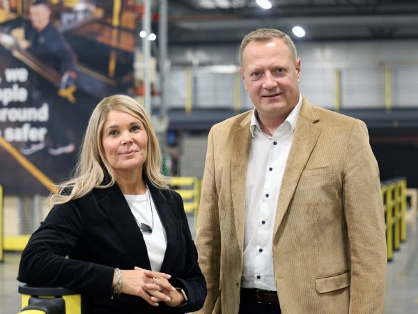 Axelent Group-CEO Karin Sandén Ahlqvist (t.v.) ses her sammen med NTF-CEO Anders Bjørnstrup Bech (t.h.) i forlængelse af aftalens offentliggørelse.