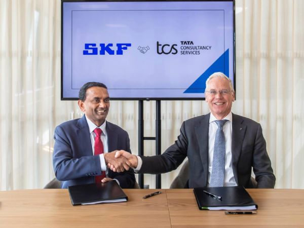 TCS-CEO, dr. Krithivasan (t.v.) og SKF-CEO Rickard Gustafson (t.h.) giver her hånd på det indgåede globale AI-samarbejde.