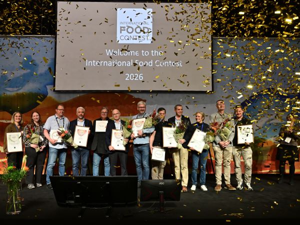 Årets IFC-vindere samlet på scenen ved FoodTech 2026-messen i Herning, der løber til og med torsdag den 29. oktober. (Foto: MCH/Lars Møller)