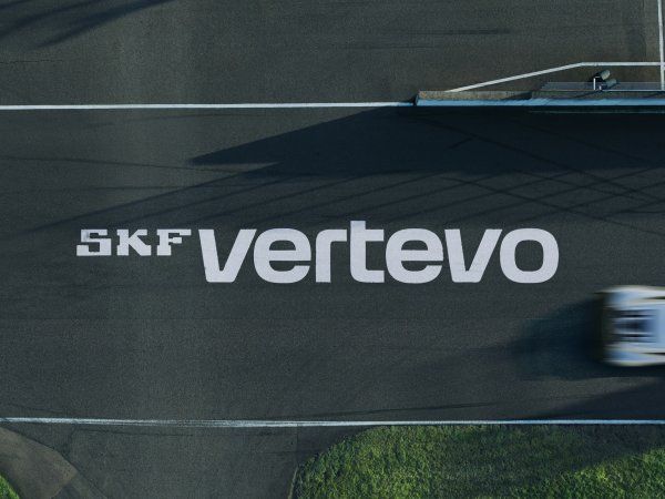 "Navnet SKF Vertevo fremhæver vores arv og kombinerer desuden to stærke idéer: vertere, latin for 'at dreje' eller 'at transformere', og evo, en forkortelse for 'evolution'. Sammen udtrykker de bevægelse, fremskridt og forandring. Det er kort, markant og mindeværdigt – et navn, der fungerer på tværs af kulturer og fanger vores historie," fremhæver præsident for SKF Automotive Kerstin Enochsson.