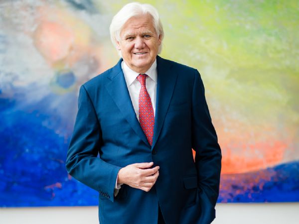 Stifter og øverste direktør i Beckhoff Automation Hans Beckhoff glæder sig over væksten i 2025, og de lyse udsigter for industriel automation og maskinbygning.