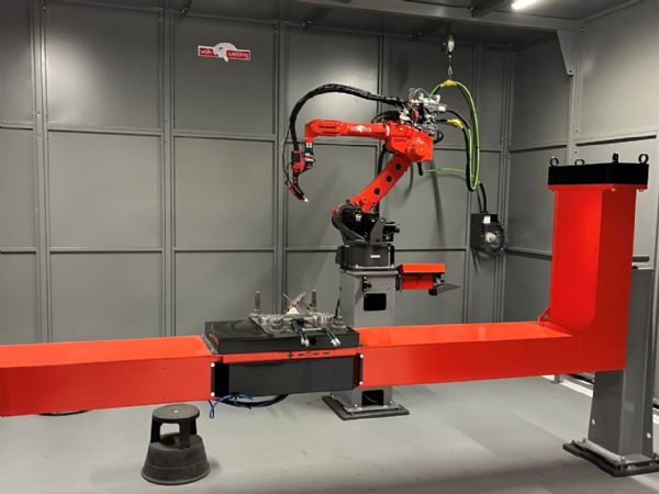 Valk Welding-svejserobotten er nu på plads ved SST Enclosures.