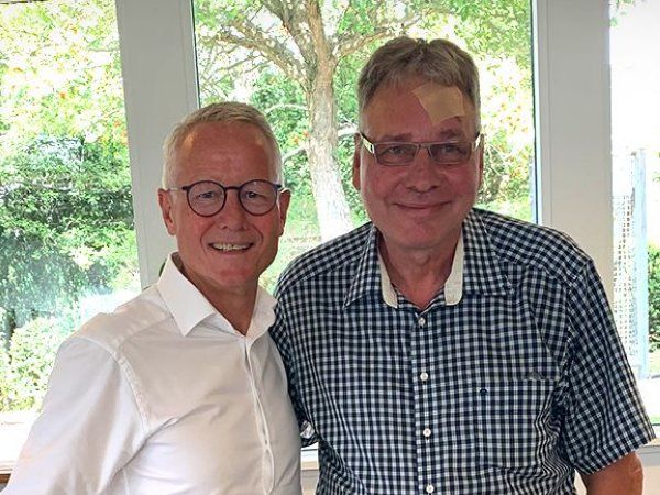 Administrerende direktør Lars Ejnar Damgaard Jensen (t.v.) lagde i sin takketale til Jesper Mayland (t.h.) vægt på, at er et velfortjent otium, som nu venter den mangeårige medarbejdere, som efter 46 år har valgt at forlade Brd. Klee.