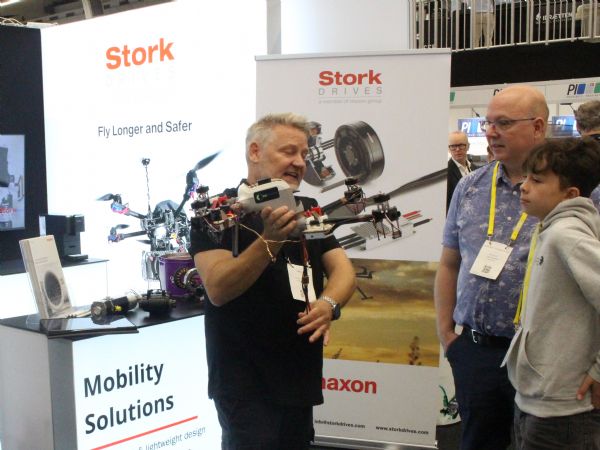 Stork Drives' salgsansvarlige i Danmark Thomas Radtleff ses her i dialog på standen ved september måneds AUTOMATIK 2026 i Brøndby. Den 27. til 29. oktober gælder det deltagelsen ved FoodTech 2026 i Herning.