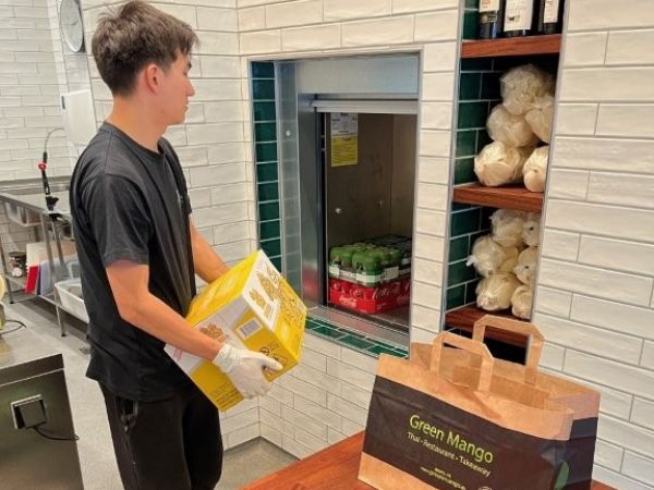 A.P. Botved installerer flere og flere vareelevatorer, som denne ved restauranten Green Mango på Frederiksberg.