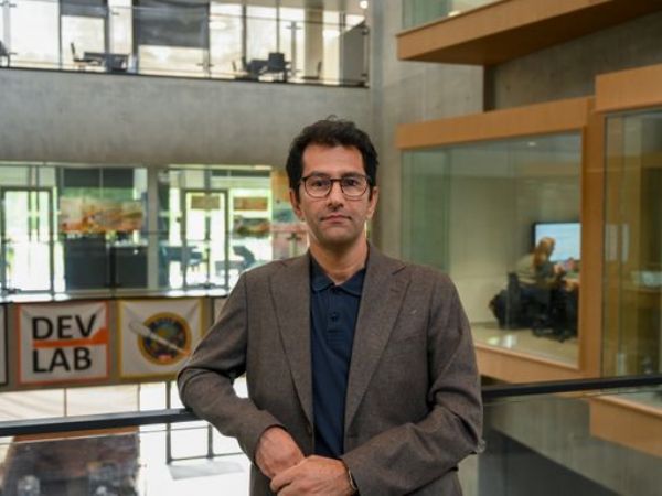 Professor Farshad Moradi har de seneste år stået i spidsen for sektionen for elektronik og fotonik på Aarhus Universitet.  Nu han og hans kollegaer rykket til Det Tekniske Fakultet på SDU og den netop etablerede sektion SDU Microelectronics.